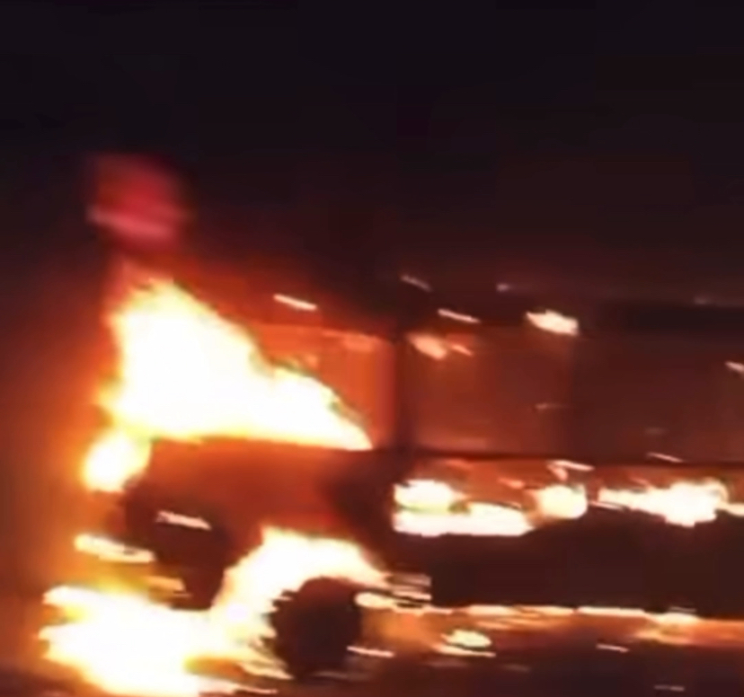 Vídeo mostra ônibus escolar pegando fogo na AC-40; veículo transportava membros de uma quadrilha junina