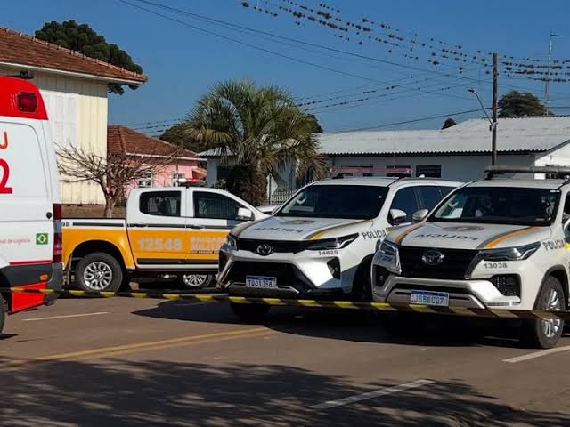Adolescente armado com faca invade escola, mata uma criança e fere outras três e professora