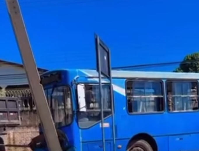 Ônibus sucateado e azul que era guinchado bate e derruba poste em Rio Branco; ninguém se feriu