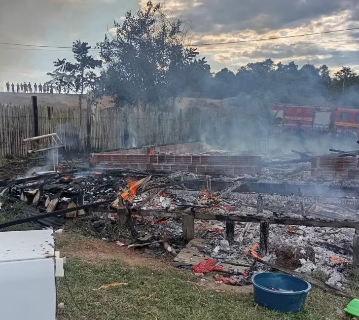 Queimada em vegetação se espalha rapidamente e destrói casa no interior do Acre