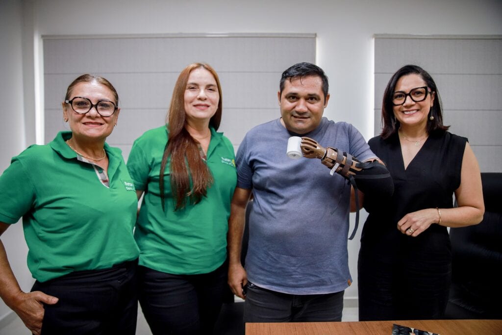 Vice-governadora Mailza participa da entrega da 1ª prótese do Projeto Mãos Solidárias no Acre