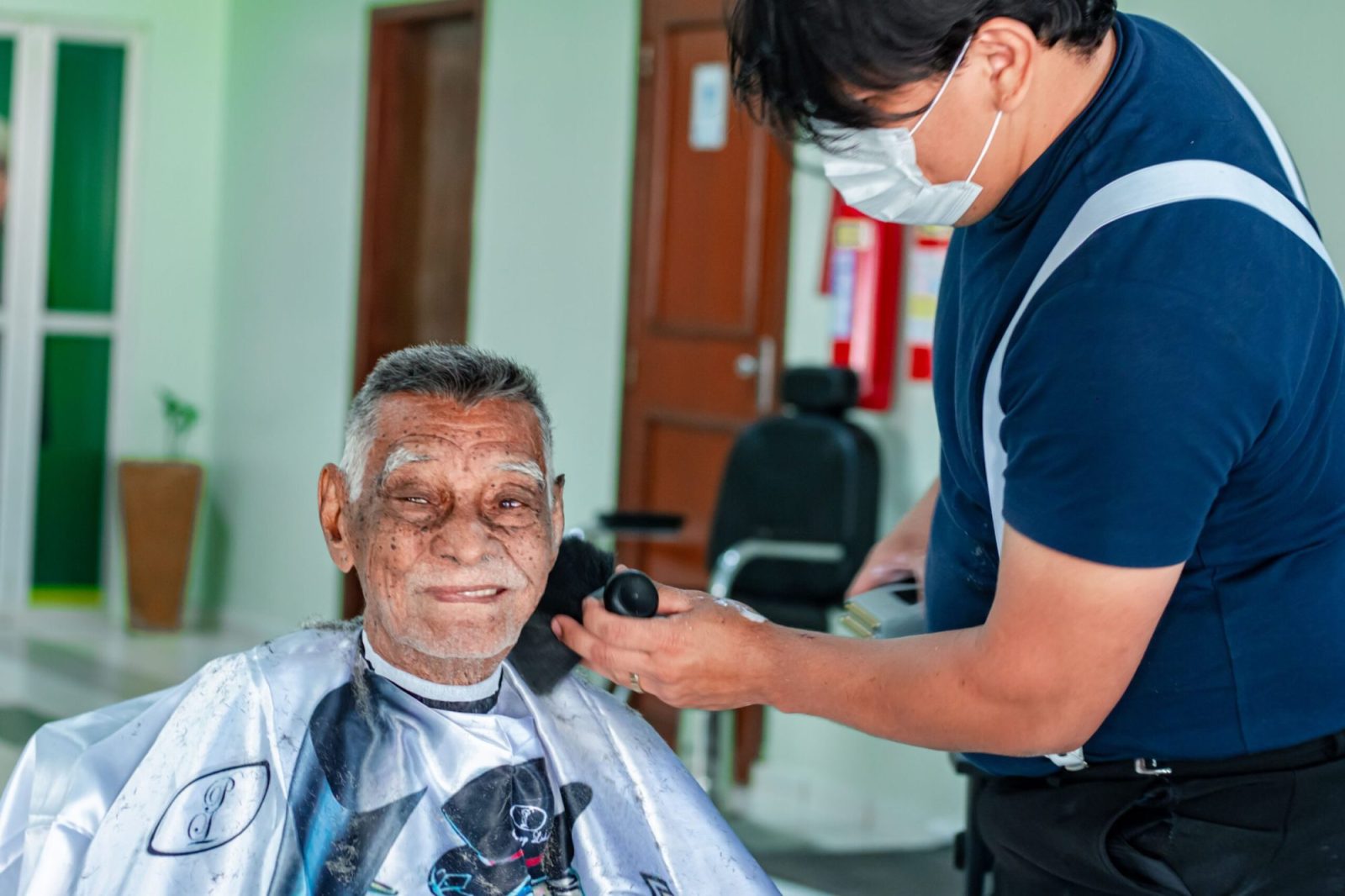 Fundhacre e parceiros levam cortes de cabelo gratuitos em ação para idosos internados