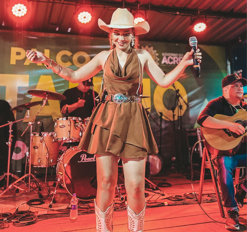 Priscila Flor encanta no Palco Sertanejo da Expoacre 2025 com show vibrante