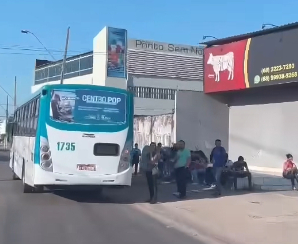 Mais um ônibus sucateado da Ricco quebra e atrasa rotina de estudantes e trabalhadores em Rio Branco