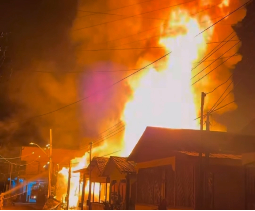 Incêndio de grandes proporções destrói casas em Tarauacá na noite de terça-feira