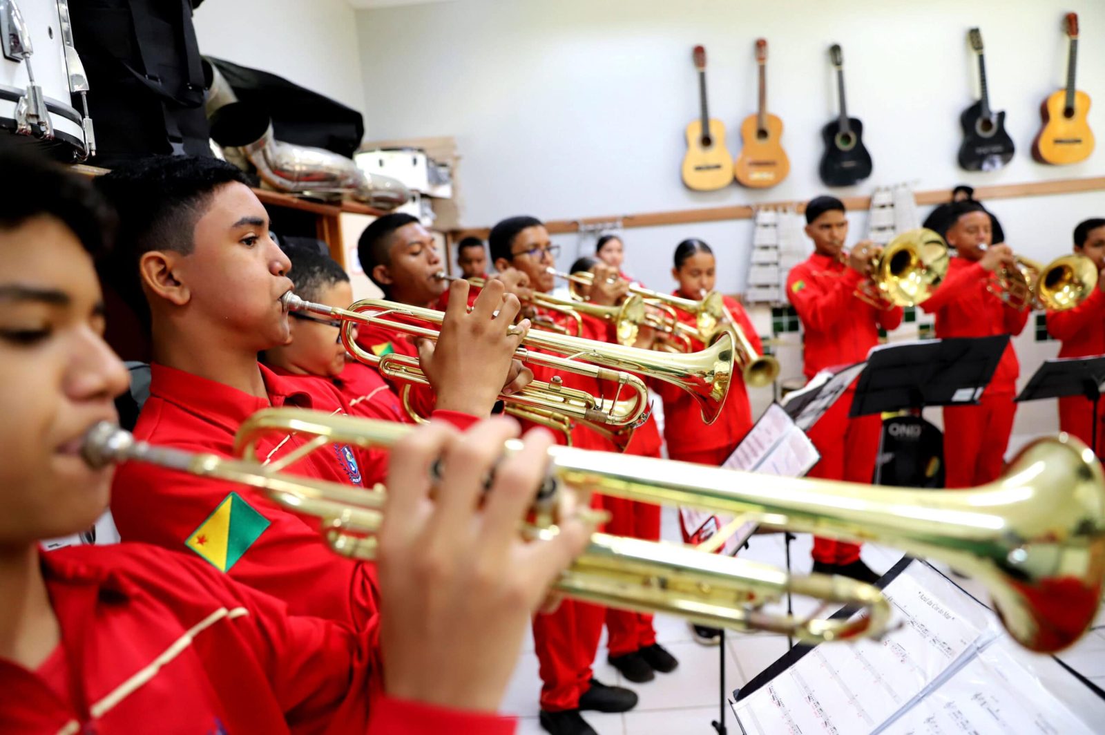 Banda escolar se torna terapia e inspiração para alunos de educação especial na Cidade do Povo