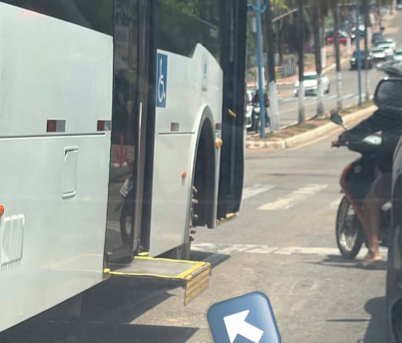 Ônibus sucateado da Ricco é flagrado circulando pela Avenida Ceará com plataforma de cadeirantes acionada