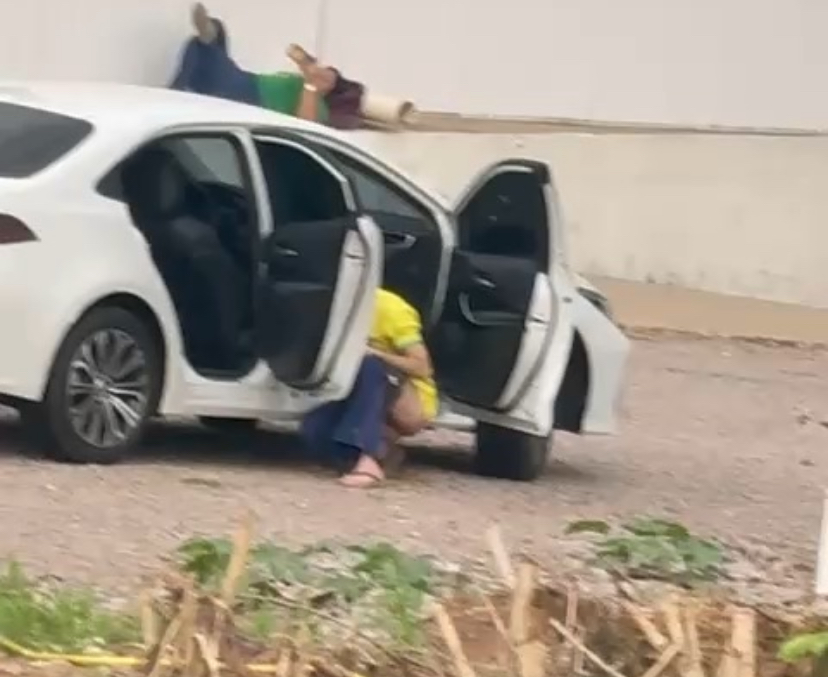 Vídeo de 22 segundos mostra rapaz com blusa da Seleção defecando em estacionamento de loja, em Rio Branco