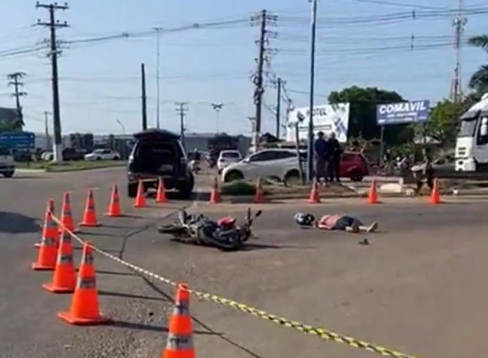 Motociclista bate em carreta e morre na rotatória da Corrente, em Rio Branco