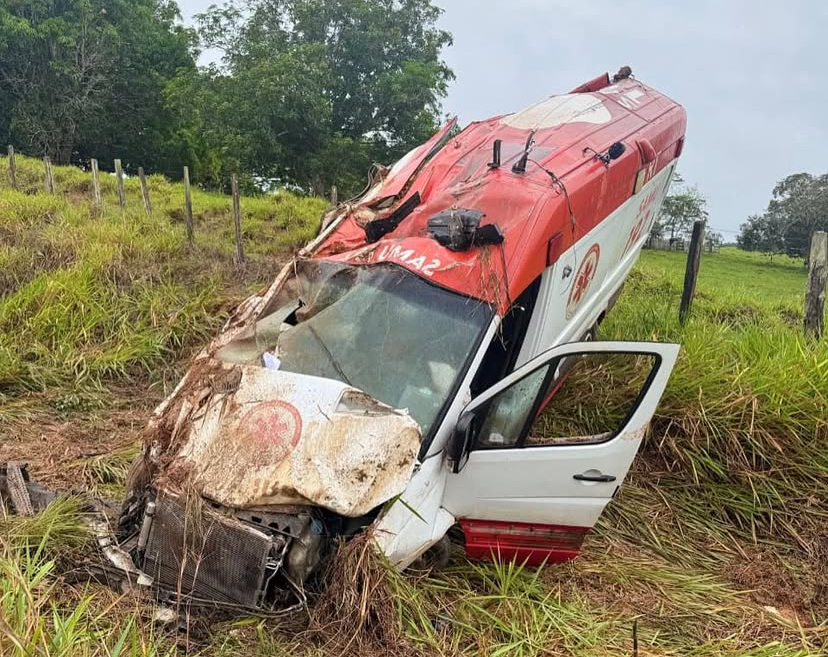 Ambulância do Samu fica totalmente destruída após capotamento na BR-364, no Acre