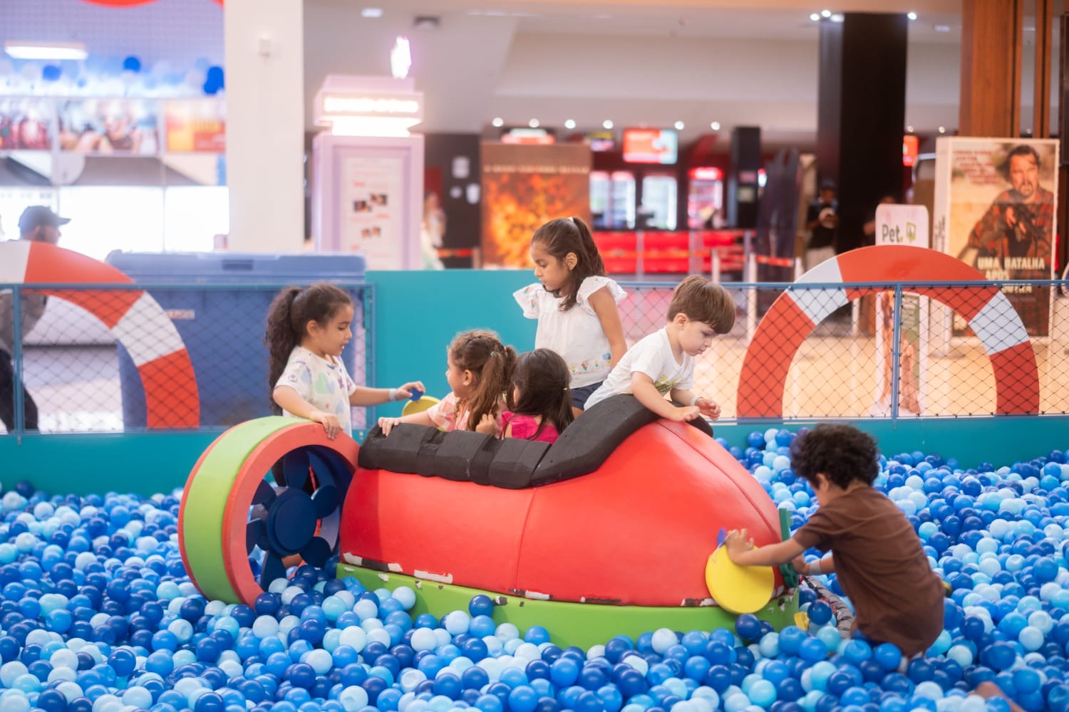 Patrulha Canina segue fazendo grande sucesso no Via Verde Shopping e atrai famílias acreanas
