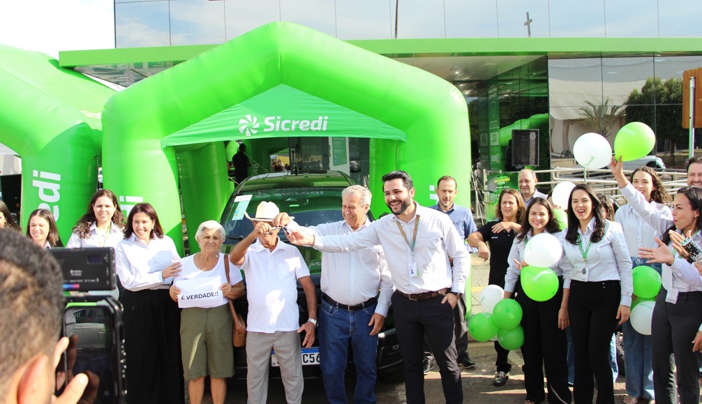 Sicredi Biomas celebra o encerramento da campanha Capital Premiado 2025 com entrega de uma RAM Rampage 0KM
