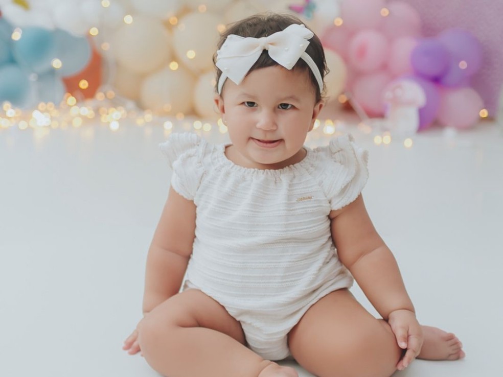 Bebê acreana de 2 anos enfrenta síndrome rara que causa fome constante e atraso no desenvolvimento