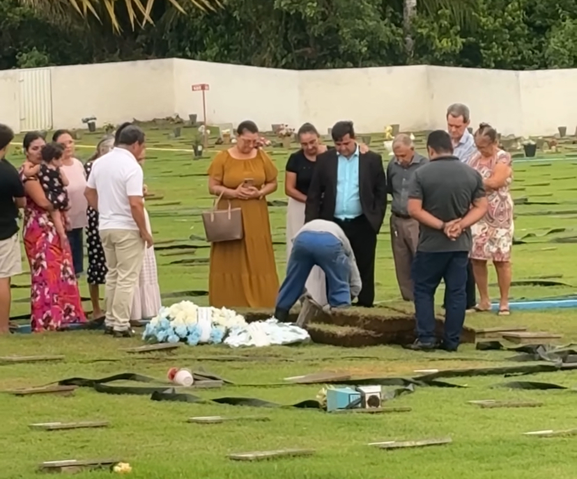 Sob forte comoção e com pais desolados, bebê José Pedro é sepultado em Rio Branco