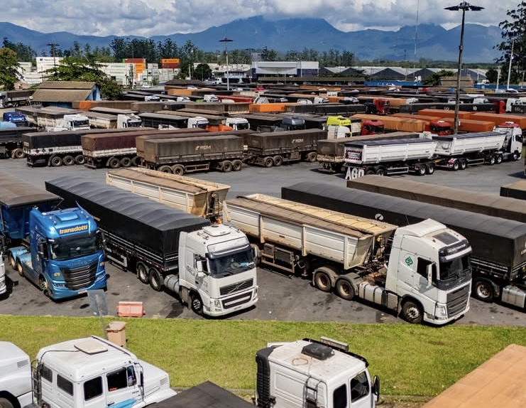 Mais de 7 mil caminhões parados: Santa Catarina vive colapso logístico por falta de motoristas