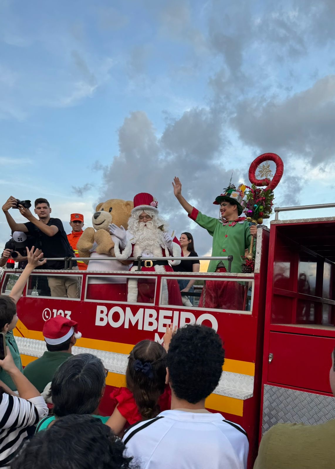 Crianças se encantam com a chegada do Papai Noel no Via Verde Shopping