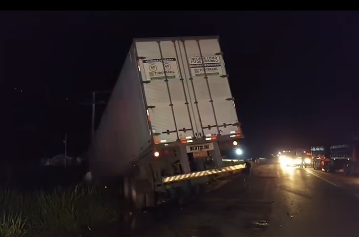 Motorista fica gravemente ferido após colisão entre caminhonete e carreta na BR-364, em Rio Branco