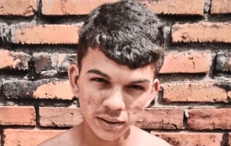 Execução: jovem de 21 anos é assassinado com vários tiros enquanto caminhava pela rua
