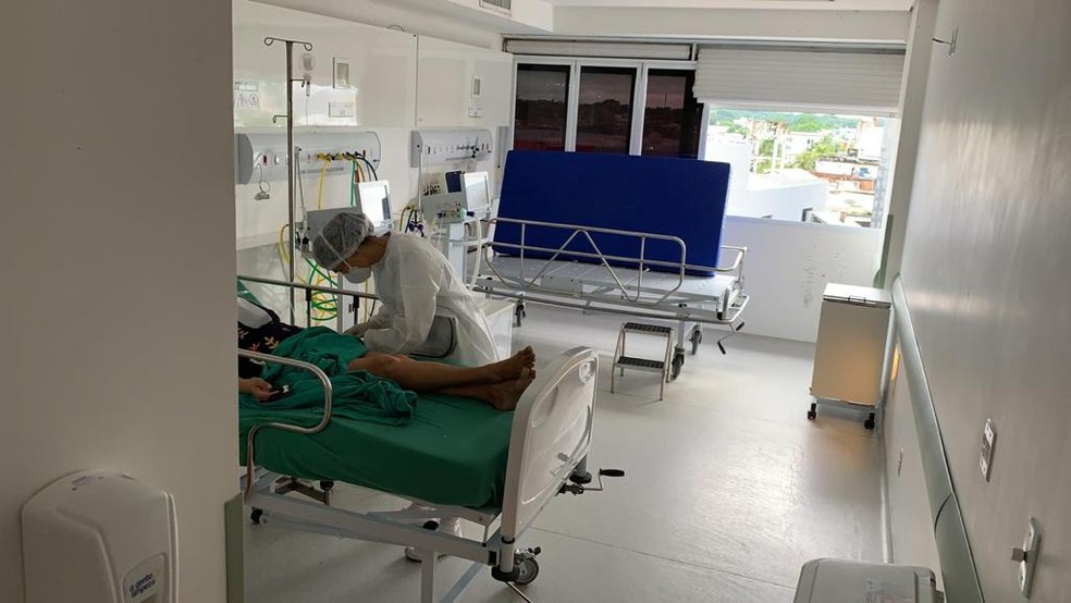 Pacientes ficam até uma semana sem trocar lençol em macas por falta de material no PS, denunciam acompanhantes