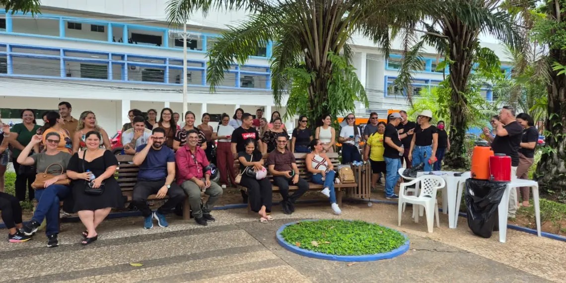Professores protestam na prefeitura por aumento salarial; Bocalom está viajando e não recebe categoria