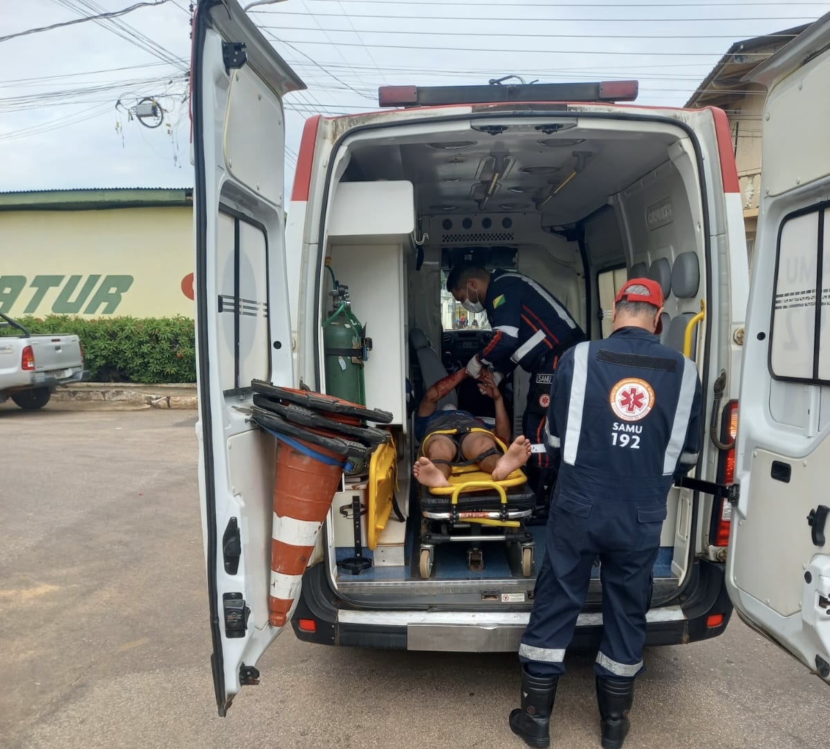 Carro invade preferencial e deixa motociclista ferido no bairro Cidade Nova, em Rio Branco