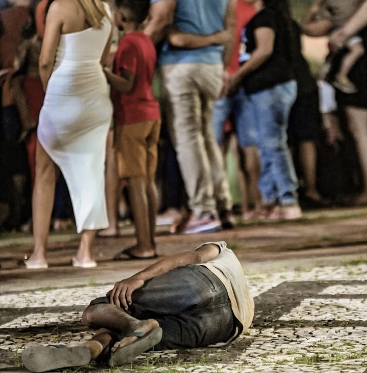 Foto de Juan Vicent sobre contraste social durante show de drones viraliza com mais de 1 milhão de visualizações