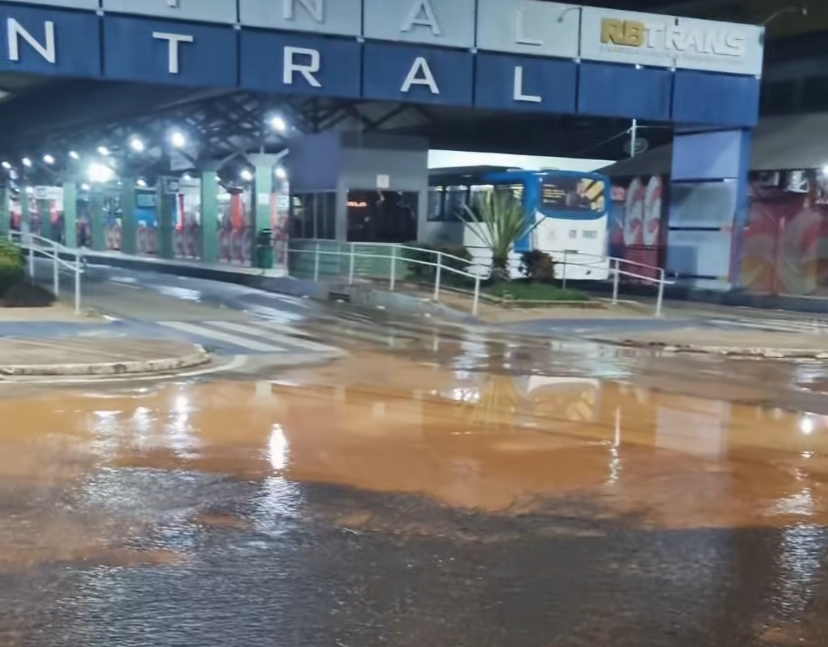 Cano do SAERB estoura e alaga entrada do Terminal Urbano de Rio Branco