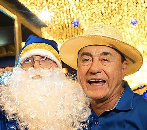 Papai Noel azul volta a gerar controvérsia em Rio Branco; gestão Bocalom insiste em estética que quebra tradição natalina