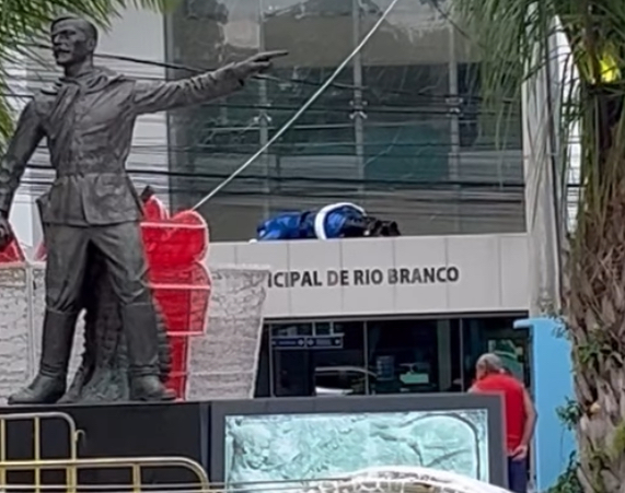 ‘Cansou das mentiras do Bocalom’: Papai Noel Azul ‘desmaiado’ na Prefeitura diverte internautas