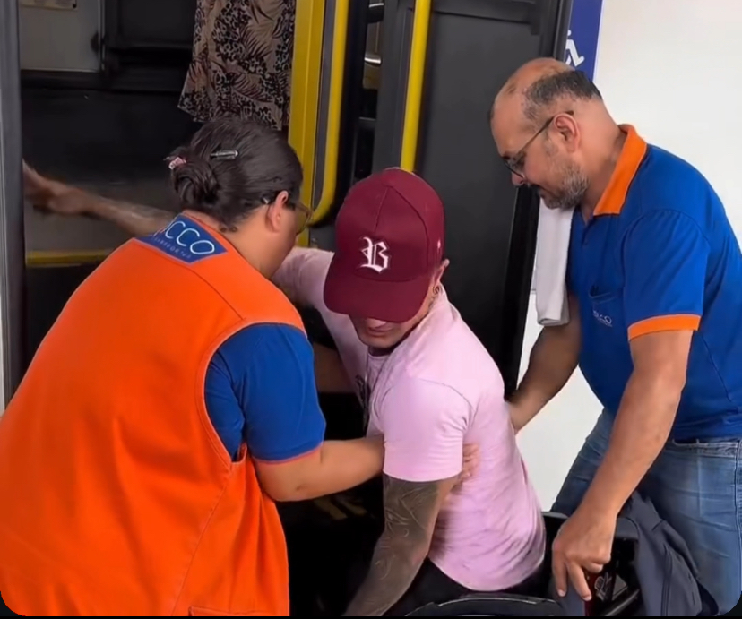 Ricco Transportes e Prefeitura de Rio Branco são processadas por danos morais após caso envolvendo cadeirante