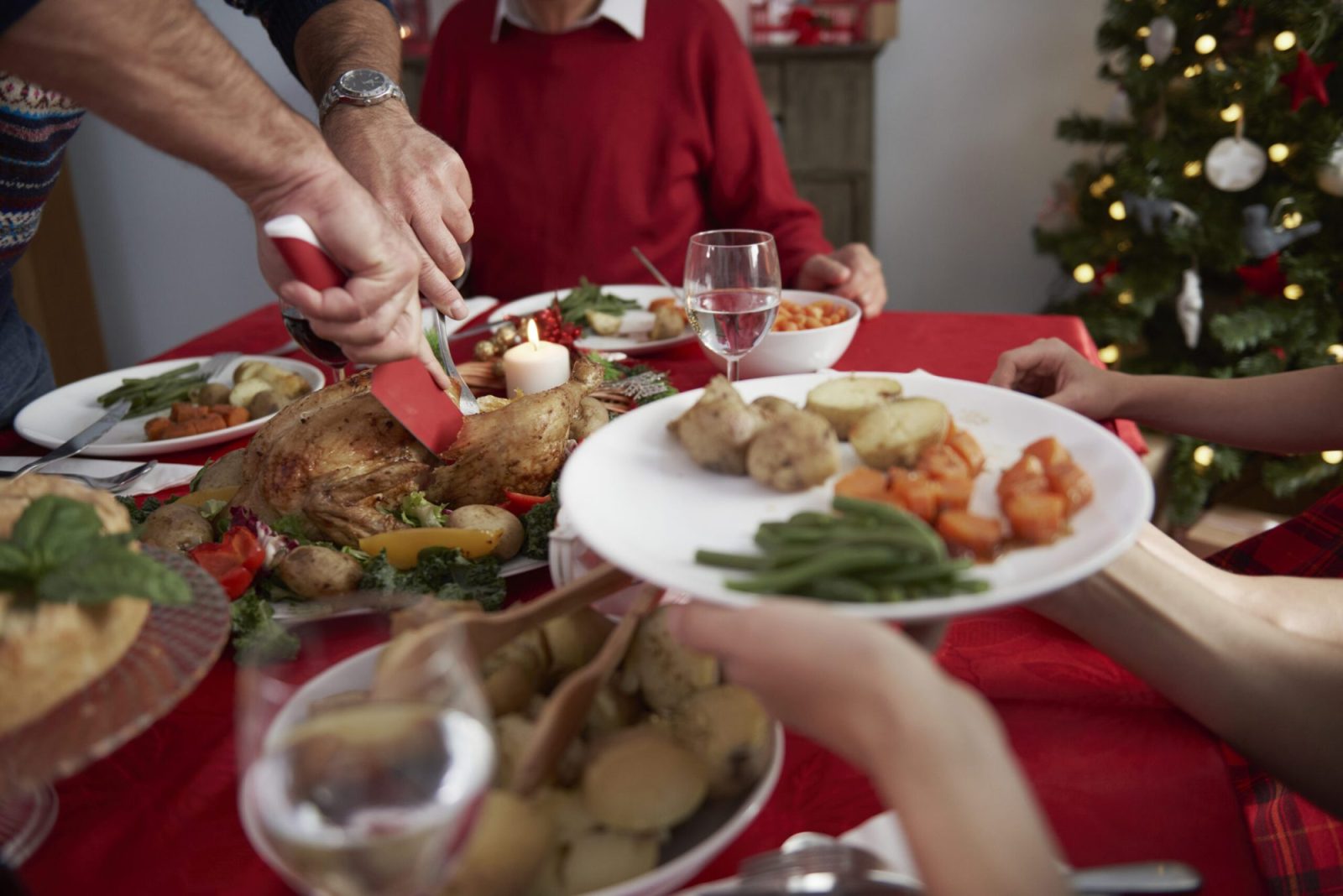 Exageros nas festas: como o corpo reage ao excesso de comida e álcool, alerta nutricionista