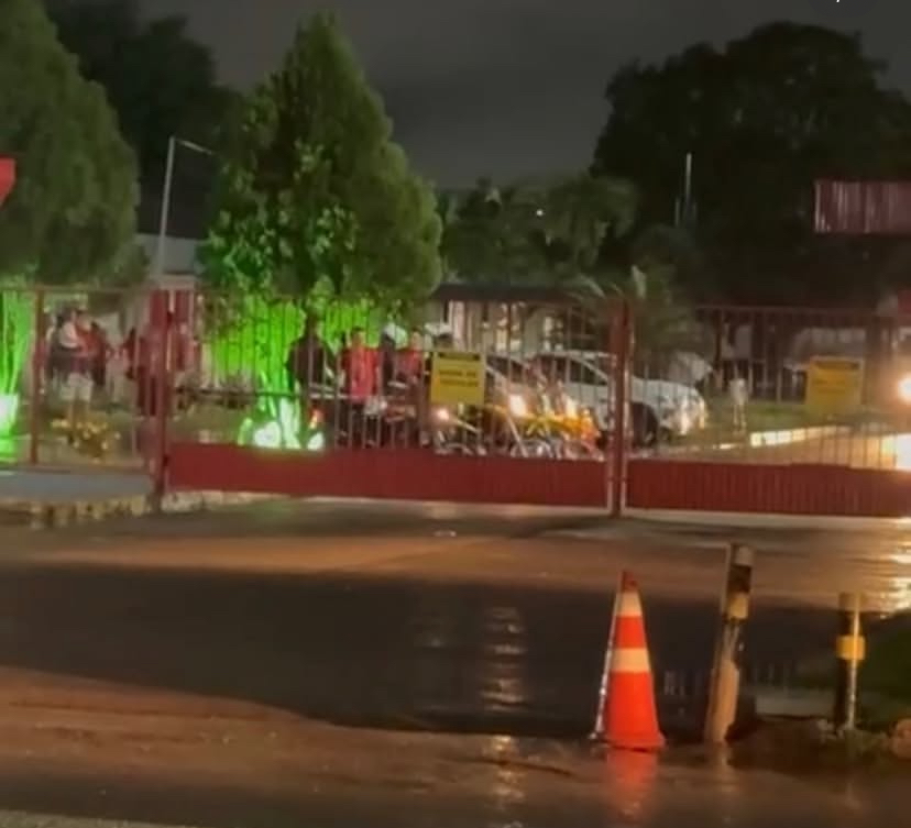 Chuva não impede público de se reunir em frente à Coca-Cola em Rio Branco para a Caravana de Natal