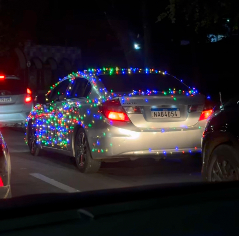 Carro todo enfeitado com pisca-pisca chama atenção em Rio Branco