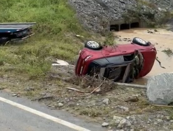 Família inteira morre após carro ser arrastado pela correnteza durante temporal Santa Catarina