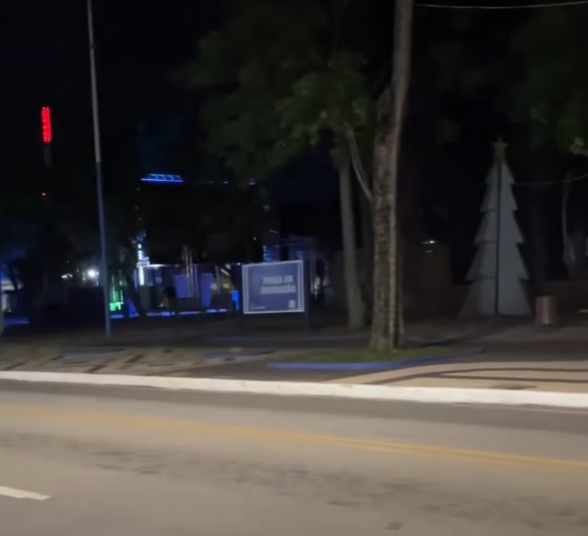 Iluminação de Natal na Praça da Revolução agora é desligada à meia-noite e local fica totalmente às escuras