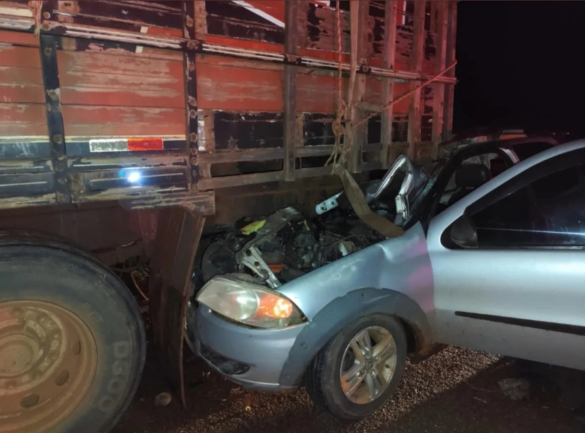 Acidente grave entre carro e caminhão boiadeiro deixa vítima fatal em Senador Guiomard