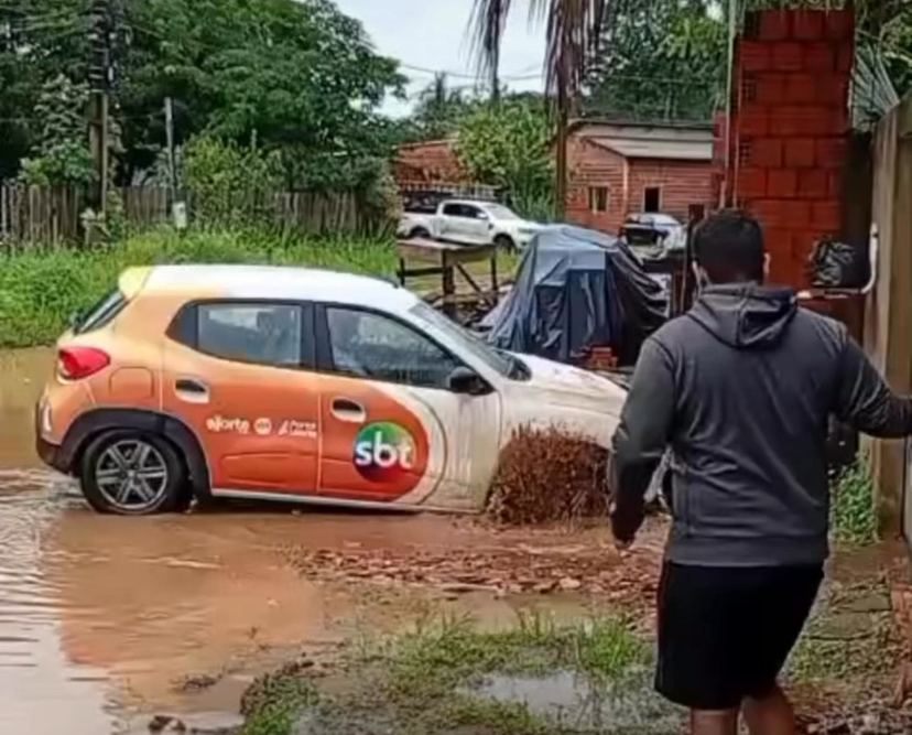 Carro de reportagem da TV Norte atola em rua sem pavimentação durante cobertura do pós-chuva em Rio Branco