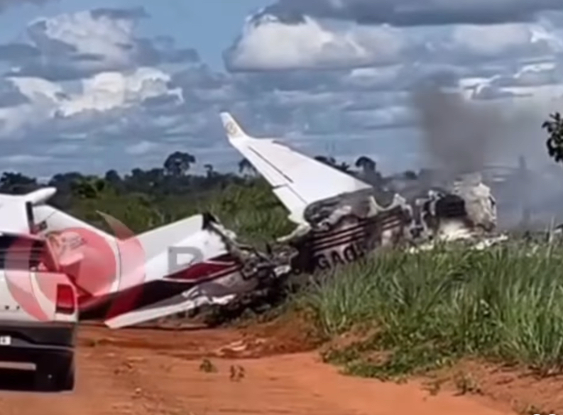 Urgente: avião com políticos cai e explore na divisa do Acre com Rondônia