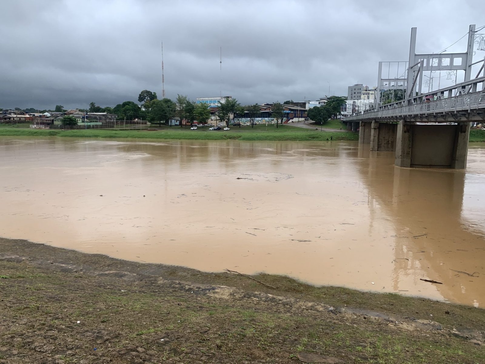 Rio Acre chega a 13,66 metros e se mantém acima da cota de alerta em Rio Branco