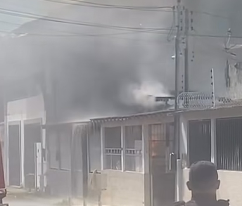 Incêndio atinge casa na região do Bosque, em Rio Branco, e mobiliza equipes dos Bombeiros