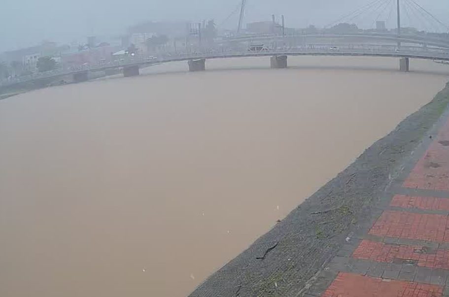 Mesmo com chuvas intensas, nível do Rio Acre segue baixando em Rio Branco