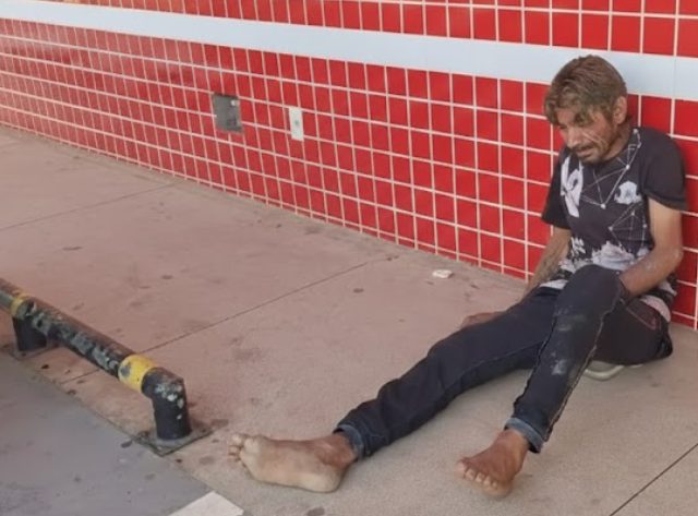 Morador em situação de rua furta lanche e quase morre após apanhar de perna-manca, em Rio Branco
