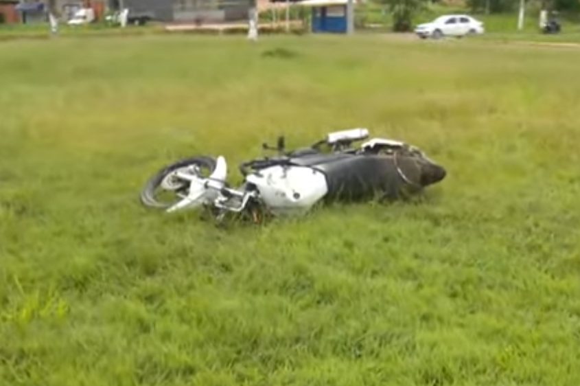 Jovem de 21 anos morre em grave acidente de moto em rotatória na Avenida Amadeo Barbosa