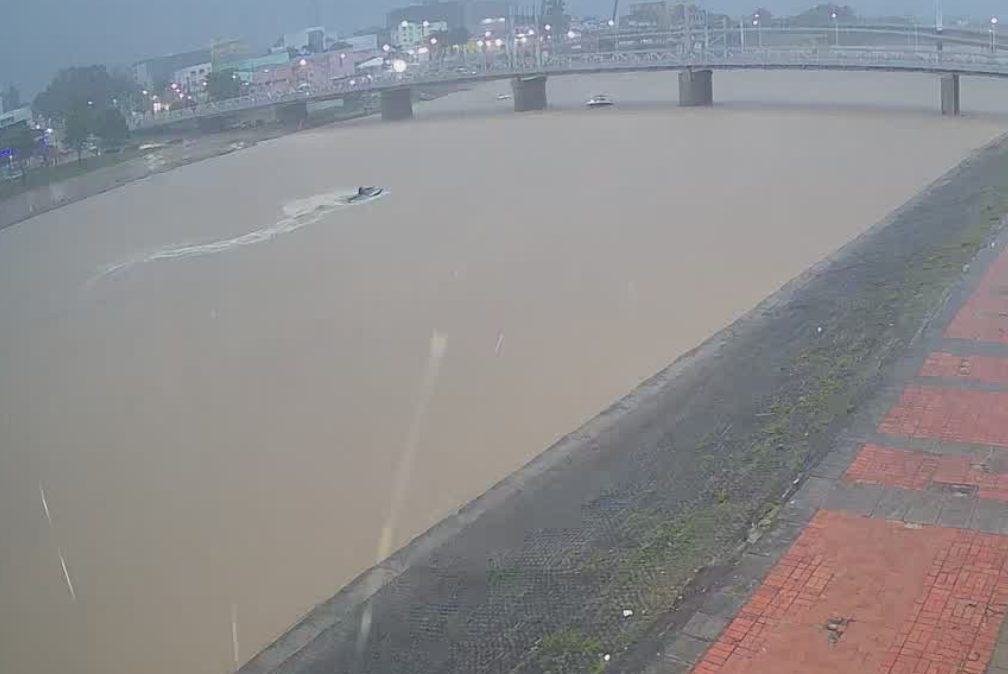 Lanchas e jet skis fazem manobras no Rio Acre sob forte chuva; prática já causou morte de jovem