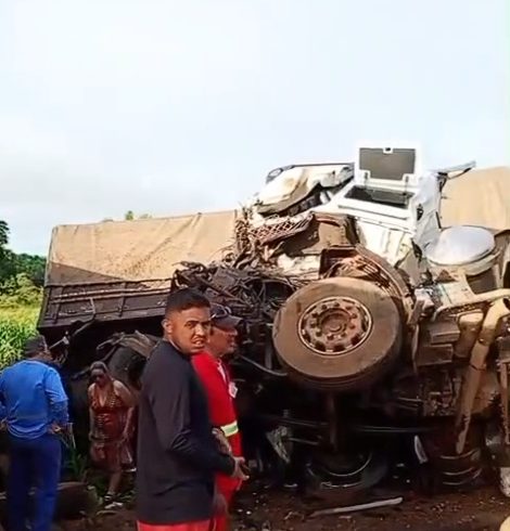 Grave acidente entre duas carretas e carro de passeio deixa mortos na BR-364; veja imagens