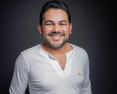 BRIDGERTON APOSTA NO CLÁSSICO CINDERELA E PERDE FORÇA COM CLICHÊS DESGASTADOS DE HERÓI E HEROÍNA