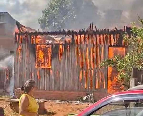 Moradores tentam conter chamas, mas casa de filho de vereador é reduzida a cinzas em Acrelândia