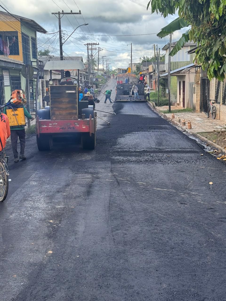 Deracre trabalha no asfaltamento da Rua Pedro Alexandrino, em Feijó