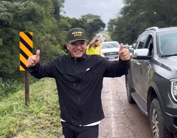 Ao lado de caminhonete, Márcio Bittar posta foto e diz já ter caminhado 40 km pela liberdade de Bolsonaro