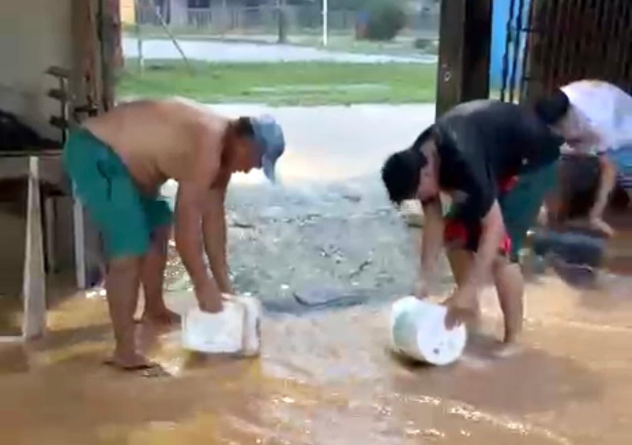 De olho no governo e de costas para o povo: descaso de Bocalom faz bairro Santa Cecília submergir na lama